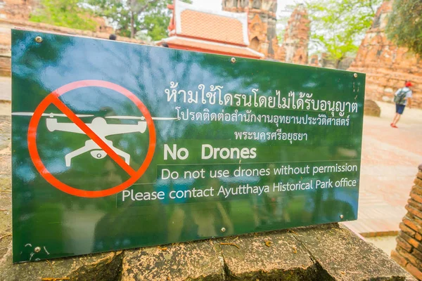 Ayutthaya, Thailand, februari 08, 2018: Utomhus utsikt över informativa sign av inte tillåtet drönare, ligger vid Wat Pra Si Sanphet är en del av parken Ayutthaya historikal i Thailand — Stockfoto