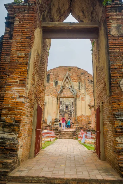 Ayutthaya, Thailand, 08. Februar 2018: Unbekannte spazieren während Renovierungsarbeiten an der zentralen Pagode des Wat Ratchaburana — Stockfoto