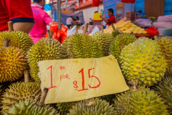 SINGAPOUR, SINGAPOUR - 30 JANVIER. 2018 : Gros plan sur les fruits du durian le célèbre fruit tropical des pays asiatiques avec sa peau épineuse mais délicieuse et savoureuse à l'intérieur, considérée comme le roi des fruits — Photo