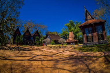 Baan Barajı Müzesi, Chiang Rai Tayland siyah evde çok sayıda ev açık görünümü