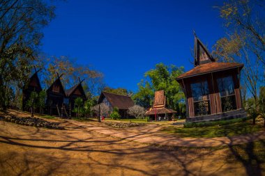 Baan Barajı Müzesi, Chiang Rai Tayland siyah evde çok sayıda ev açık görünümü