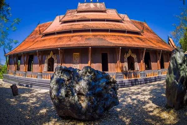 Chiang Rai, Thajsko - 01 února 2018: Krásné venkovní zobrazení černý dům nebo muzeum Baandam střecha, s nějaké obrovské kameny vpředu — Stock fotografie