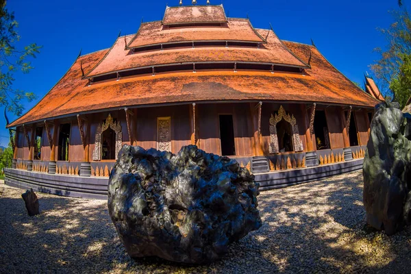 Chiang Rai, Thajsko - 01 února 2018: Krásné venkovní zobrazení černý dům nebo muzeum Baandam střecha, s nějaké obrovské kameny vpředu — Stock fotografie