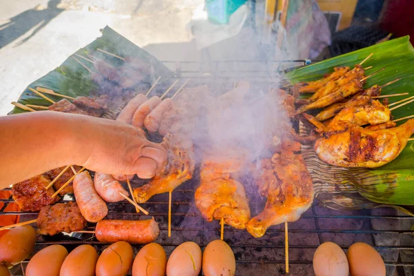Close up van gegrilde eieren en kip brochette op straat eten in Chiang Mai in Thailand — Stockfoto