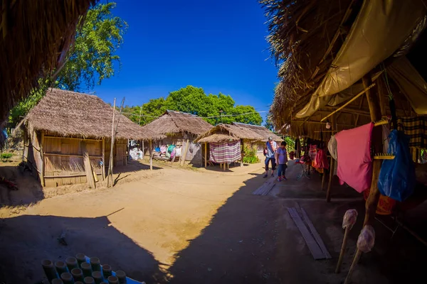 Maisons traditionnelles de la tribu Long Neck, Kayan Lahwi, nord de la Thaïlande — Photo