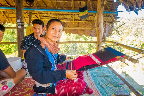 Chiang Rai, Thailand - 01 februari 2018: Oidentifierade familj vävning traditionella thailändska tyg, i Chiang Mai — Stockfoto