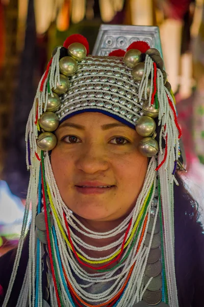 CHIANG RAI, THAILAND - FEVEREIRO 01, 2018: Close up of unidentified woman belongs to a Karen Long Neck hill tribe village Kayan Lahwi, Karen woman in traditional costumes, in Chiang Mai — Fotografia de Stock