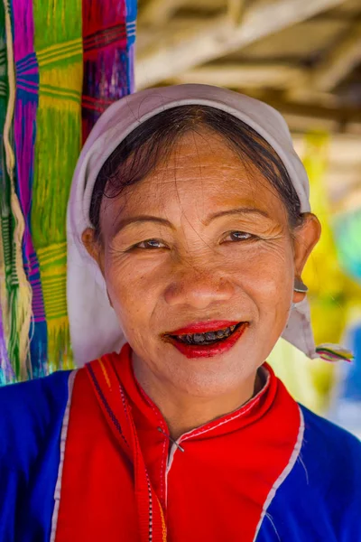 CHIANG RAI, TAILANDIA - 01 DE FEBRERO DE 2018: El primer plano de una mujer no identificada sonriendo con dientes terribles pertenece a un pueblo de la tribu Karen Long Neck Kayan Lahwi, mujer Karen con trajes tradicionales — Foto de Stock