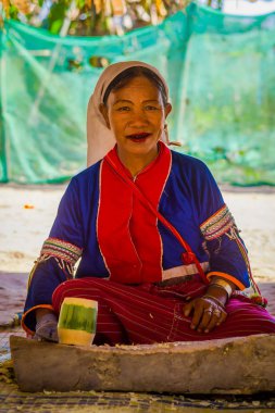 Chiang Rai, Tayland - 01 Şubat 2018: Kimliği belirsiz kadın onun elinde bir bıçakla bir handycraf ile bambu kamışı uzun boyunlu tepe kabile Köyü Kayan Lahwi, Chiang Mai açık görünümü