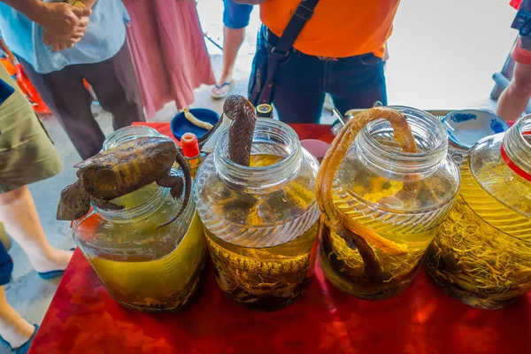 Primo piano di tartaruga morta e serpenti sopra una fiaschetta di whisky, preparata dalla gente del posto su un'isola al largo della costa del Laos, nella Zona Economica Speciale del Triangolo d'Oro Chinatown — Foto Stock