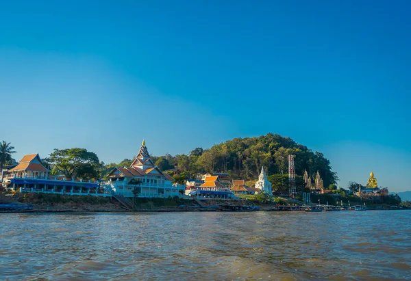 Buiten beeld van huizen en gebouwen aan de rivieroever gelegen op gouden driehoek Laos — Stockfoto