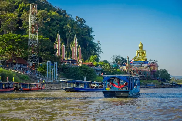 Buiten beeld van een groep toeristen in een toeristische boot een bezoek aan de gouden budha attractiepark gouden driehoek Laos — Stockfoto