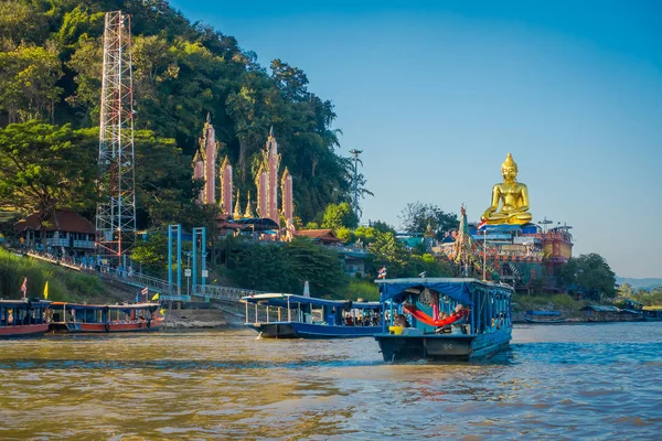 Belle vue extérieure d'un groupe de touristes en bateaux de tourisme visitant le bouddha d'or situé au triangle d'or Laos — Photo