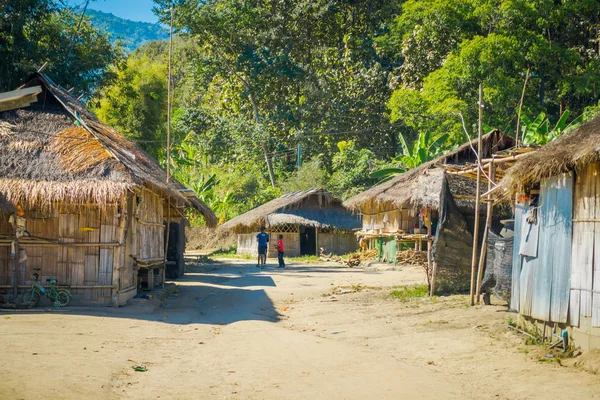 Uzun boyunlu Köyü, Kuzey Tayland yerel evleri — Stok fotoğraf