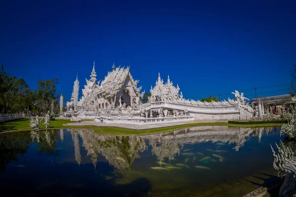 Vista panorâmica da igreja branca do templo Wat Rong Khun em Chiangrai, Tailândia, refletida na água — Fotografia de Stock