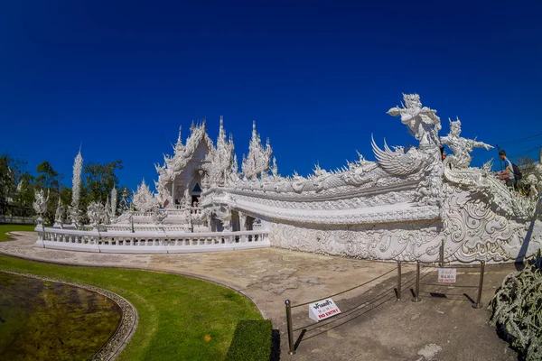 Beautiful ornate white temple located in Chiang Rai northern Thailand. Wat Rong Khun White Temple , is a contemporary unconventional Buddhist temple.Buddhist and Hindu motifs — Stock Photo, Image