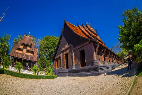 CHIANG RAI, THAILAND - FEVEREIRO 01, 2018: Pessoas um entrar de Baan Dam Museum Black House, um dos lugares famosos e marco na província de Chiang Rai, na Tailândia — Fotografia de Stock