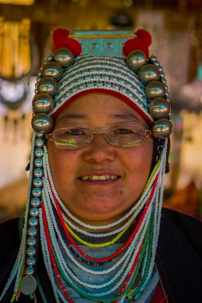 Chiang rai, thailand - 01. Februar 2018: Nahaufnahme einer nicht identifizierten Frau mit Brille, die einem karen Langhals-Bergstammesdorf namens kayan lahwi angehört, karen-Frau in traditioneller Tracht — Stockfoto