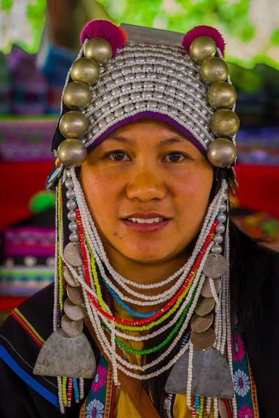 CHIANG RAI, THAILAND - FEVEREIRO 01, 2018: Close up of unidentified woman belongs to a Karen Long Neck hill tribe village Kayan Lahwi, Karen woman in traditional costumes, in Chiang Mai — Fotografia de Stock