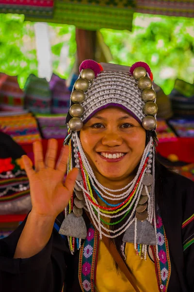 Chiang Rai, Thailand - februari 01, 2018: Close-up van onbekende vrouw zeggen Hallo met haar hand, behoort tot een lange nek Karen hill tribe dorp Kayan Lahwi, Karen vrouw in klederdracht — Stockfoto