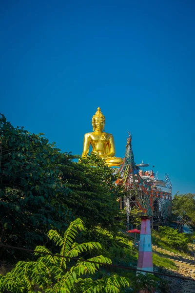 Krásné venkovní pohled golden Buddha na zlatého trojúhelníku Laos — Stock fotografie