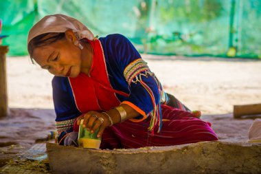 Chiang Rai, Tayland - 01 Şubat 2018: bambu kamışı uzun boyunlu tepe kabile Köyü Chiang Mai Kayan Lahwi ile bir handycraf yapmak için bir bıçak kullanarak kimliği belirsiz kadın