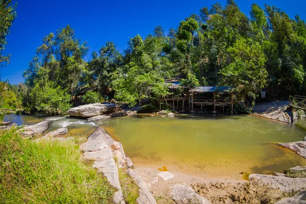 Buiten zicht op een prachtig gebouw met bamboe stok in de natuurlijke vijver van de tropische regenwoud vooraan in de provincie Chiang Mai, Thailand — Stockfoto