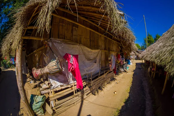 Uzun boyunlu trib, Kayan Lahwi, Kuzey Tayland geleneksel evleri — Stok fotoğraf