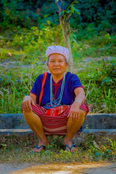 Chiang rai, thailand - 01. Februar 2018: Nahaufnahme einer unbekannten Frau, die auf dem Boden sitzt und in einem Dschungel-Heiligtum in chiang mai für die Kamera posiert, während eines herrlich sonnigen Tages — Stockfoto
