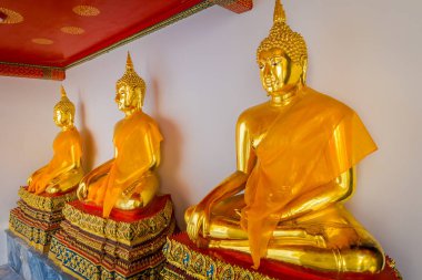 Güzel altın Buda heykelleri üst üste Wat Pho tapınak Tayland kapalı görünüm
