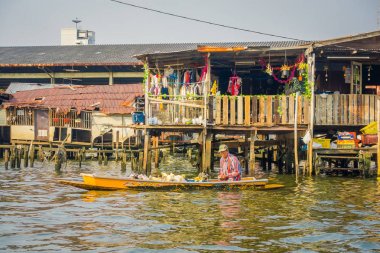 Bangkok, Tayland, 08 Şubat 2018: Kimliği belirsiz erkeğin bir tekne yüzen Pazar Tayland açık görünüm