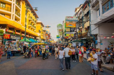 Bangkok, Tayland, 02 Şubat 2018: Tanımlanamayan turistler, Khao San Road yürüyüş bu backpacker arasında popüler bir yoldur çünkü bütçe konaklama ve yiyecek