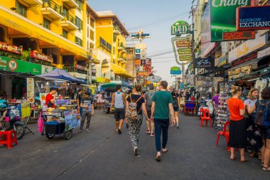 Bangkok, Tayland, 02 Şubat 2018: Kimliği belirsiz kişiler, Khao San Road yürüyüş bu backpacker arasında popüler bir yoldur çünkü bütçe konaklama ve yiyecek