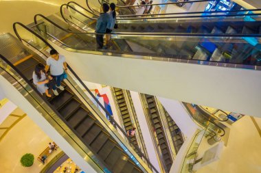 Bangkok, Tayland, 02 Şubat 2018: Siam Paragon alışveriş alışveriş Bangkok merkezinde kimliği belirsiz kişi Shop görünümünün üst kapalı, Asya'nın en büyük alışveriş merkezlerinden biri