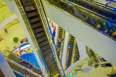 Bangkok, Tayland, 02 Şubat 2018: Kapalı görünüm kimliği belirsiz kişi dükkan Bangkok Siam Paragon alışveriş alışveriş merkezinde, Asya'nın en büyük alışveriş merkezlerinden biri olan