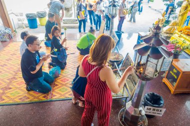 Bangkok, Tayland, 08 Şubat 2018: Kimliği belirsiz kişi Saygılar veren tapınak Wat Pho Bangkok, Tayland açık görünüm