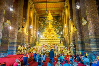 Bangkok, Tayland, 08 Şubat 2018: Kimliği belirsiz kişiler, Wat Pho dua sırasında ilk king, Bangkok, Tayland yer Kraliyet bir tapınak inşa edilmiştir