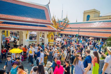 Bangkok, Tayland, 08 Şubat 2018: Kalabalık Wat Phra Kaew, Bangkok, Tayland, Thailand, Emerald Buddha Tapınağı girin, yürüyen insan