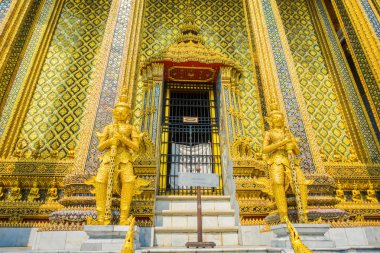 Wat Pho, Tayland, 08 Şubat 2018: Güzel altın heykeller Wat Phra Kaew, Bangkok, Tayland, Thailand, Emerald Buddha Tapınağı girin