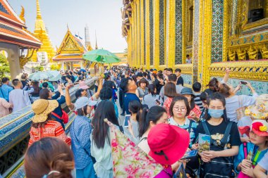 Bangkok, Tayland, 08 Şubat 2018: Wat Phra Kaew, Bangkok, Tayland, Thailand, Emerald Buddha Tapınağı girin, kimliği belirsiz insanlar