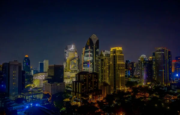 Bangkok natt stadssilhuetten. Panoramautsikt och perspektiv Visa ljus guld bakgrund av glas hög upphov bygga skyskrapa kommersiella av framtiden. Affärsidé för framgång industrin tech arkitekturen — Stockfoto