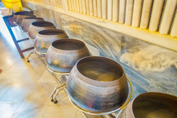 Close up van munten binnenkant van een metalen pot binnenkant van de tempel van Wat Pho Bangkok, Thailand — Stockfoto