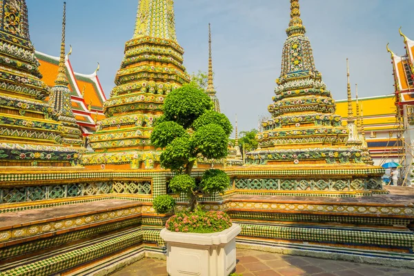 Wat Pho o Wat Phra Chetuphon, Wat significa templo en tailandés. El templo es uno de los sitios turísticos más famosos de Bangkoks en Tailandia —  Fotos de Stock