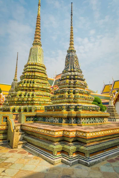 Wat Pho ou Wat Phra Chetuphon, Wat signifie temple en thaï. Le temple est l'un des sites touristiques les plus célèbres de Bangkoks en Thaïlande — Photo