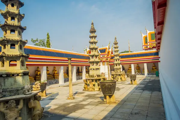 Vue extérieure de Wat Pho ou Wat Phra Chetuphon, Wat signifie temple en thaï. Le temple est l'un des sites touristiques les plus célèbres de Bangkoks en Thaïlande — Photo