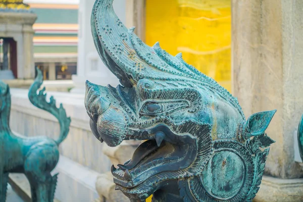 Close up van stenen dragon standbeeld gelegen op de enter van Pranon Wat Pho, leggen Buddha temple — Stockfoto