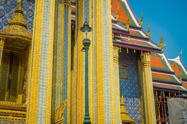 Belle vue extérieure de Wat Phra Kaew, Temple du Bouddha Émeraude à Bangkok, Thaïlande — Photo