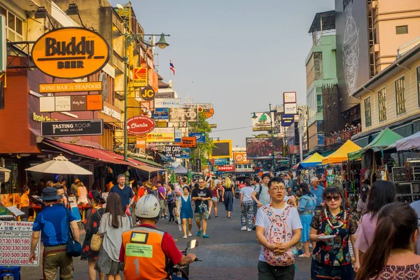 BANGKOK, TAILANDIA, 02 DE FEBRERO DE 2018: Personas no identificadas caminando en Khao San Road, este camino es popular entre los mochileros porque el alojamiento económico y la comida — Foto de Stock
