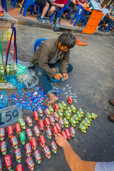 Bangkok, Thailand, 08 februari 2018: Outdoor weergave van ongeïdentificeerde man recycling blikjes van drankjes en het opbouwen van een driewielige tuk-tuk, in de straten van Khao San road — Stockfoto