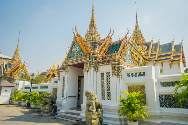 BANGKOK, THAÏLANDE, 02 FÉVRIER 2018 : Vue extérieure du toit doré sur le grand palais, Bangkok — Photo